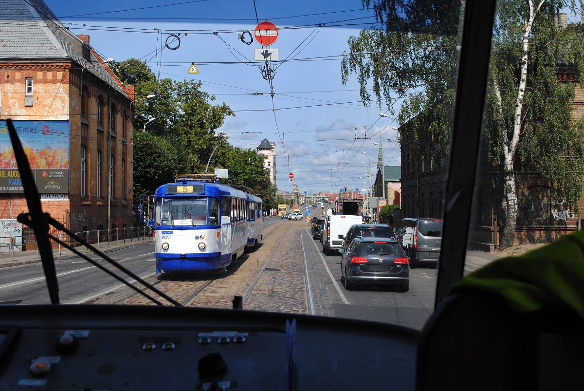 Blick aus dem Fahrgastraum eines T3A-Triebwagens durch die Tür der Fahrerkabine. (Uzvaras bulvaris, 10.08.2019)