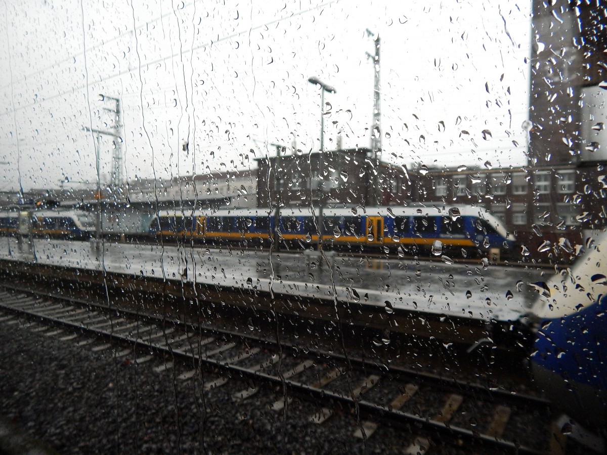 Blick aus dem Fenster eines 644ers im Düsseldorfer Hbf auf einen abgestellten NordWestBahn Triebwagen am 19.12.14

Düsseldorf 19.12.2014