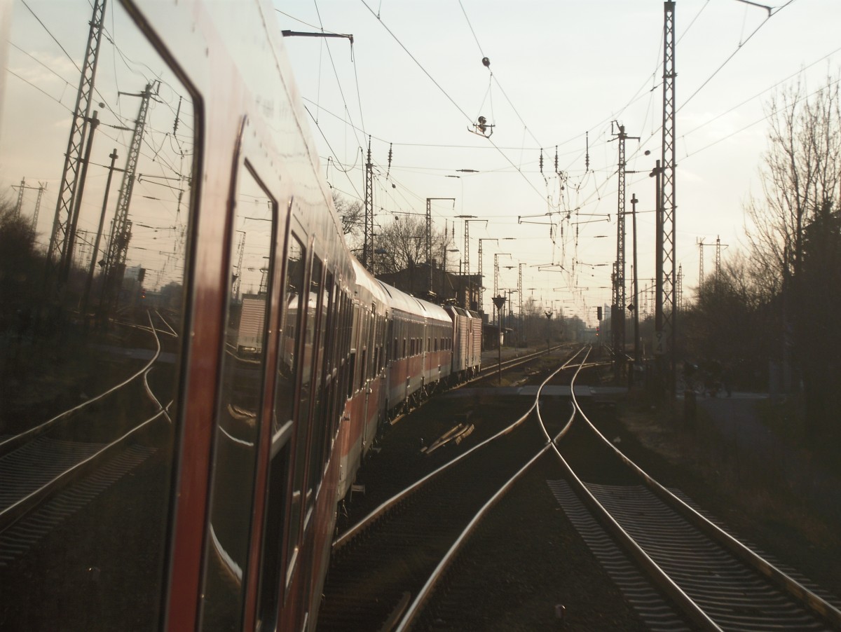 Blick aus dem Fenster eines Halberstädter Personenwagens, in Taucha - RE10 Leipzig-Cottbus. 19.03.2012