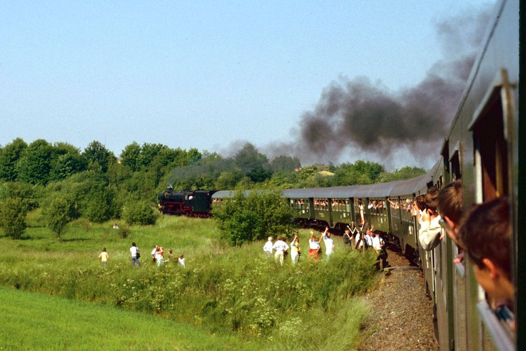 Blick aus dem Fenster in die Westiger Eisenbahnschleife. Es ist der allerletzte Zug in diesem Streckenabschnitt gezogen 41 360 am 28.05.1989