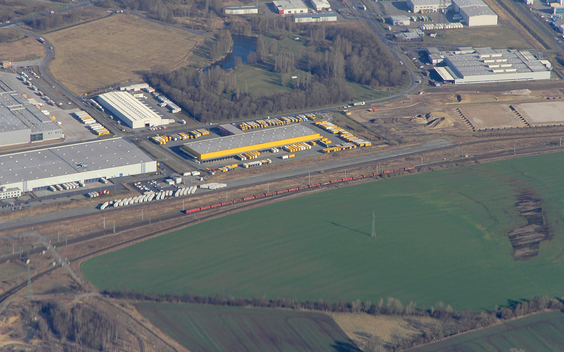 Blick aus dem Flugzeug auf den Abzweig Awf in Wustermark.
Auf dem Foto sieht man 152 011 mit GM 60119 Wismar Hafen - Brandenburg Altstadt Stahlwerk Quenz.
Fotografiert am 7. April 2018.
