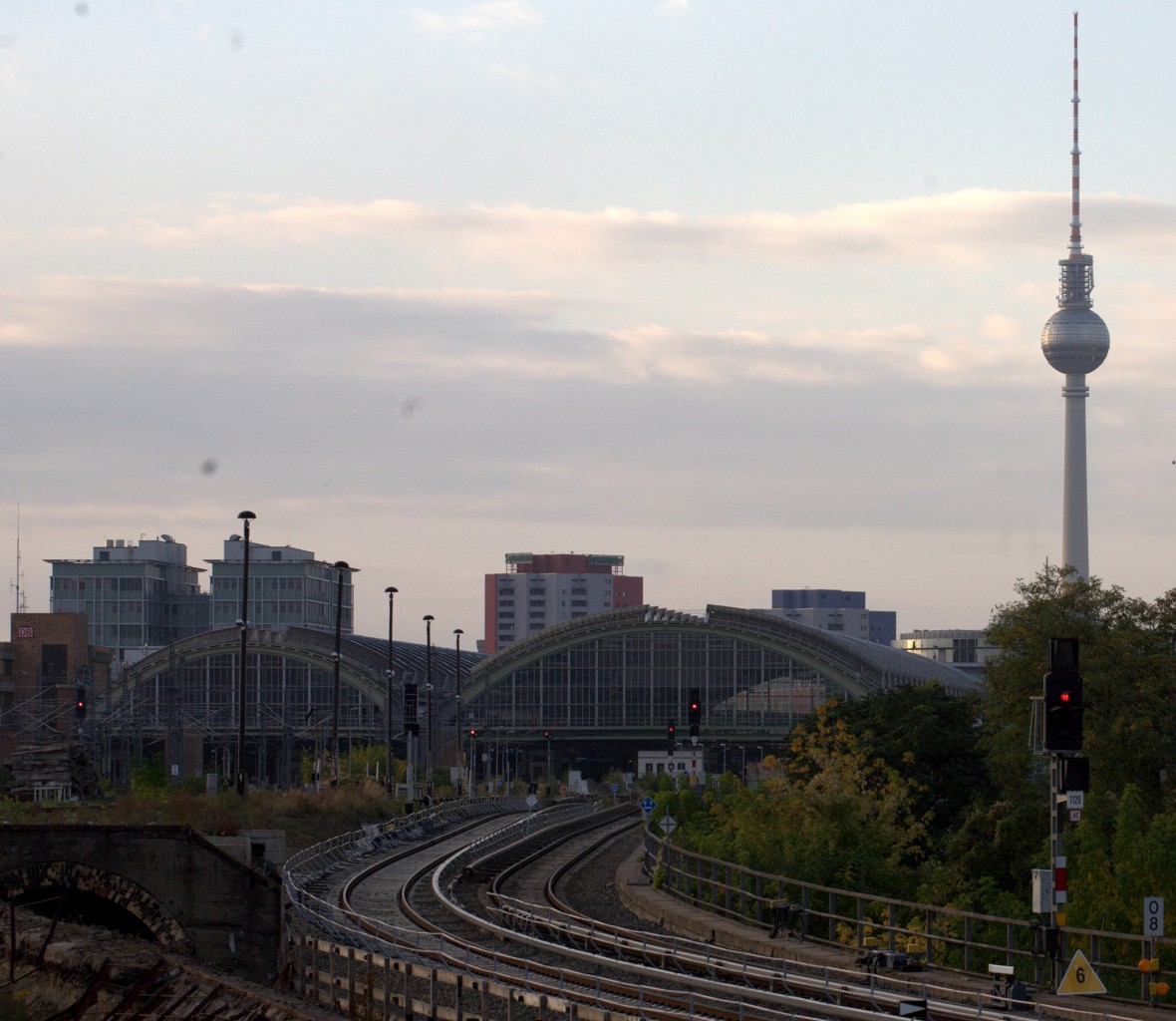 Blick aus dem geöffneten Fenster eines Bim , eingestellt in den EC Wawel aus Wroclaw, auf das Vorfeld und die Hallen des Ostbahnhofes. 17.10.2014  17:08 Uhr.