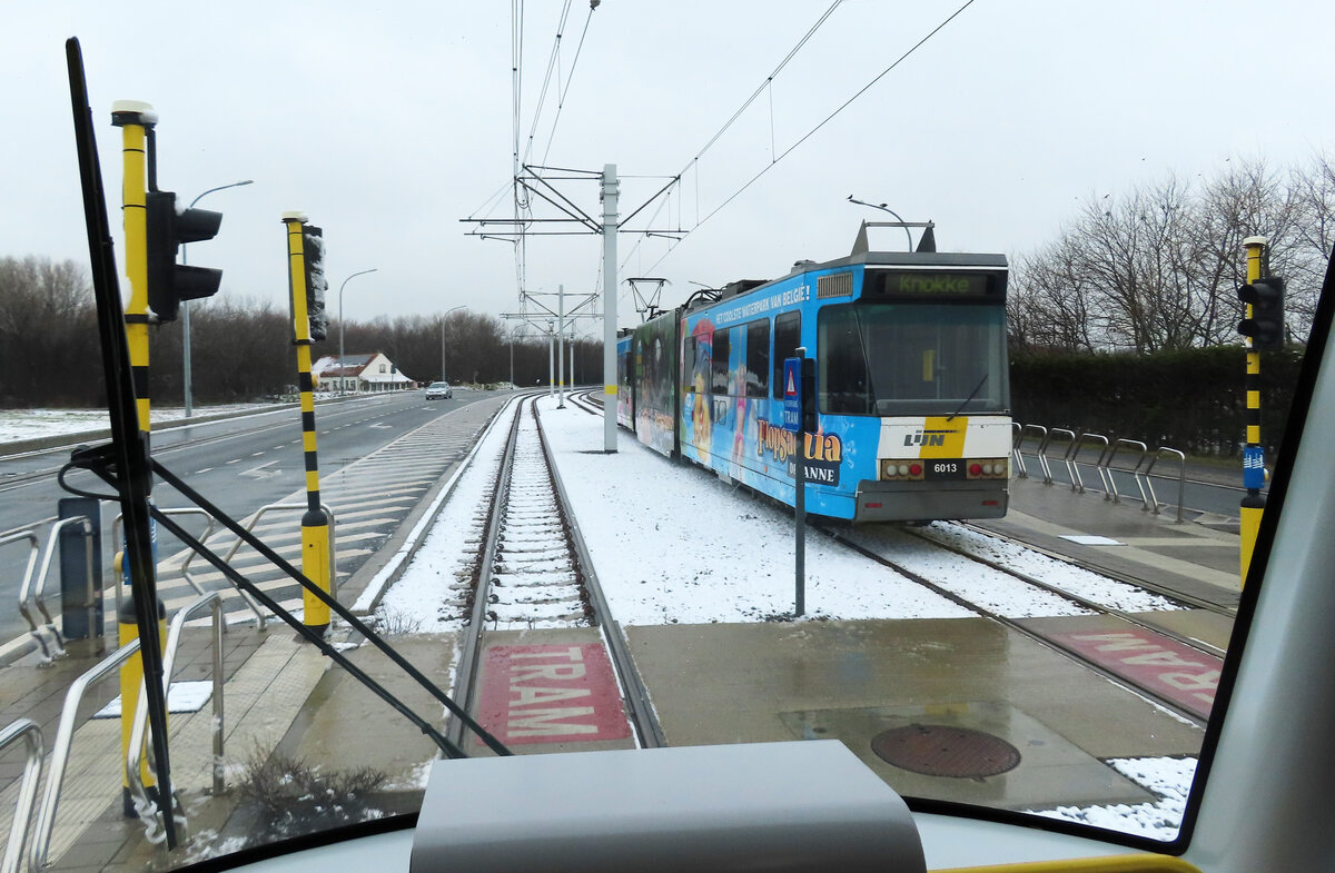 Blick aus dem hintersten Wagen auf das Küstentram der Gegenrichtung zwischen Oostende und De Panne. De Panne, 8.3.2023