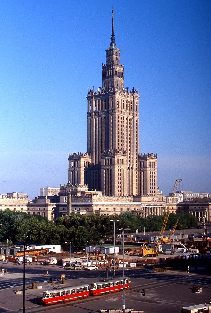 Blick aus dem Hotelfenster auf den Kulturpalast in Warzsawa/Warschau und einen Straßenbahnzug des Typs Konstal 13 N (Juni 1990)