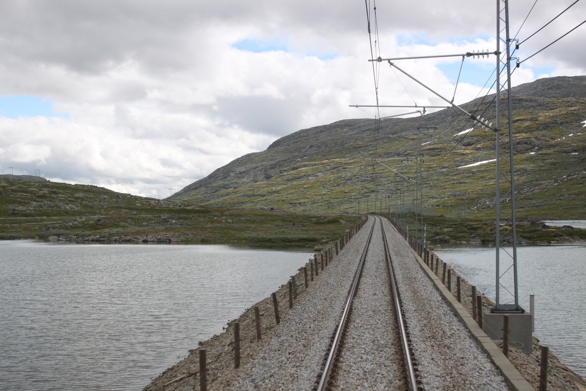 Blick aus dem letzten Wagen des REG 61 nach Bergen auf die eindrucksvolle Trassierung der Bergenbahn in über 1200m Höhe. Aufnahmedatum: 30.07.2017