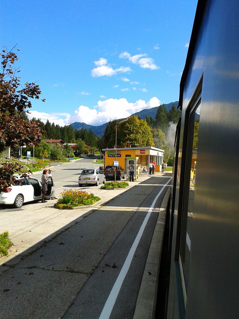 Blick aus dem SR 14843 auf die Haltestelle Berg im Drautal. (20.9.2015)
