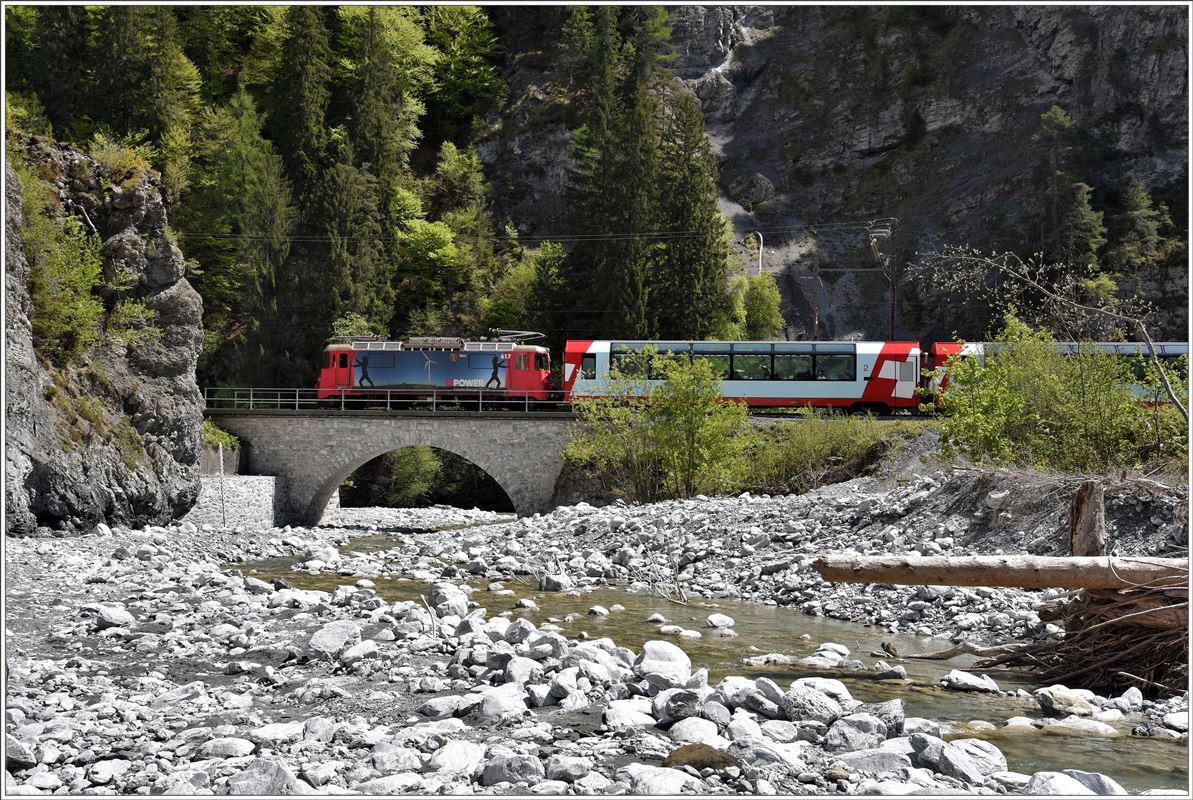 Blick aus dem Val Pintrun auf die Brücke über den Flem, wo soeben der GlacierExpress 902 mit Ge 4/4 II 617  Ilanz  nach Chur und St.Moritz vorbeisaust. (09.05.2017)