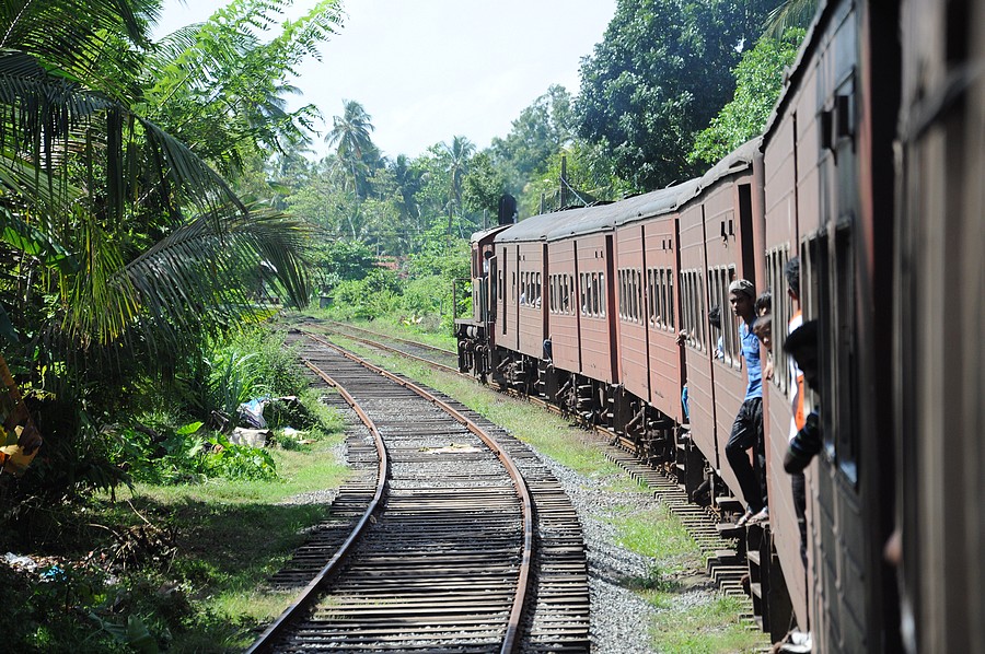 Blick aus einem Nahverkehrszug auf der Strecke zwischen Wadduwa und Aluthgama an der Westküste von Sri Lanka. Das Foto entstand am 05.09.2010.