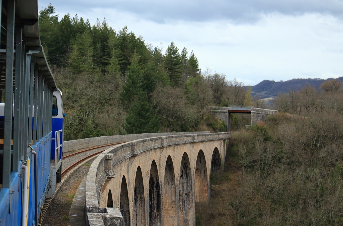 Blick aus einem Zug der Velo-Rail du Larzac, der auf der Fahrt von Sainte Eulalie de Cernon nach La Bastide-Pradines kurz vor Lapanouse-de-Cernon einen der 3 Viadukte überquert (01.04.2017)