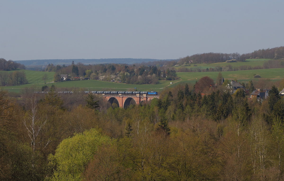 Blick aus der Ferne auf die Elstertalbrücke in Jocketa mit Kesselzug. Gezogen von der Press 140 007 auf dem Weg nach Hamburg. Aufgenommen am 21.04.2019