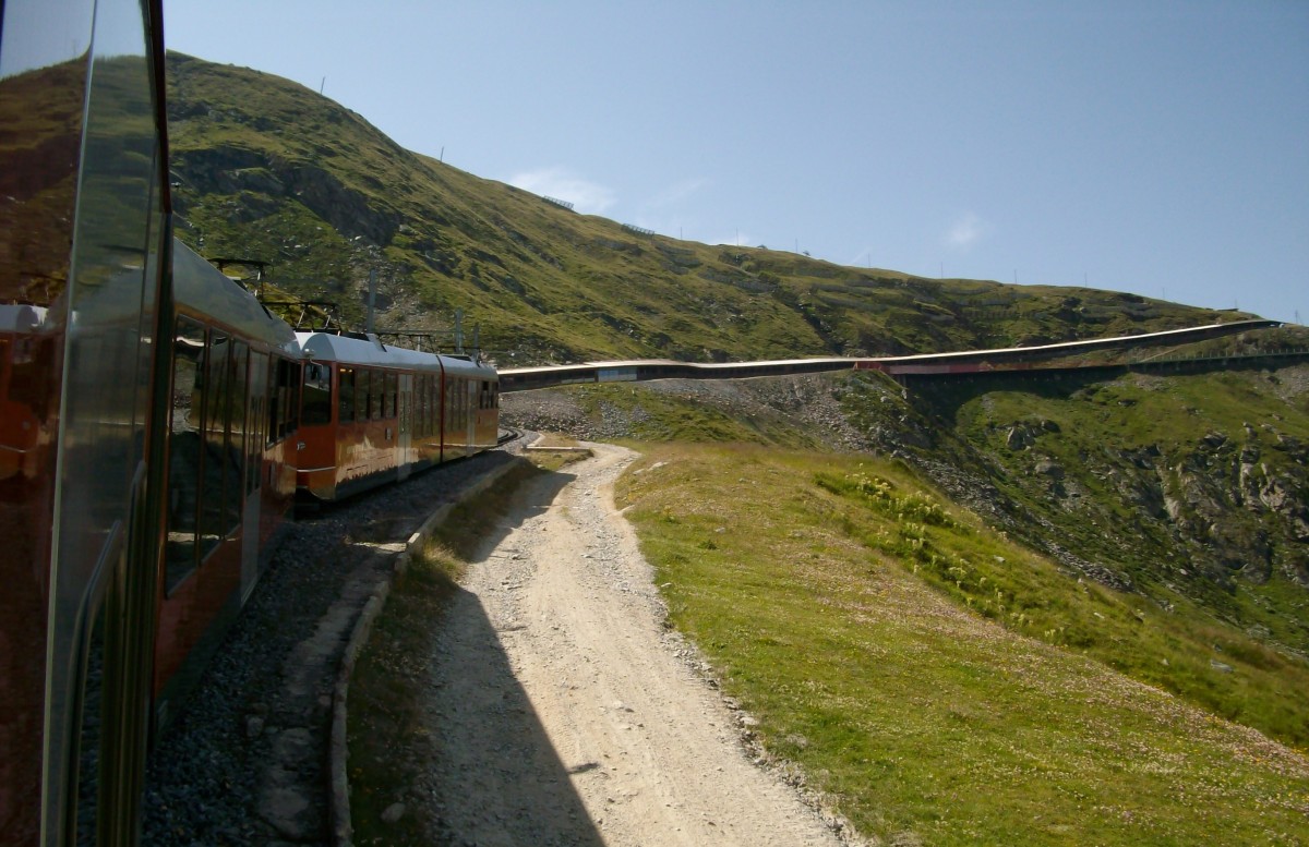 Blick aus der Gornergratbahn auf die Riffelbordgallerie. Aufgenommen am 27.7.2012
