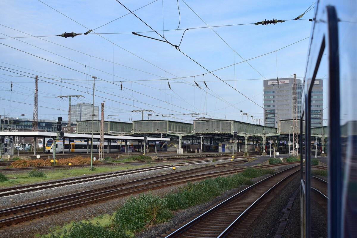 Blick aus den n-Wagen auf die noch unversehrte DUisburger Bahnhofshalle. Auf der anderen Seite des Zuges wurde der Bahnsteig 12&13 bereits dem Erdboden gleich gemacht.

Duisburg 26.11.2022