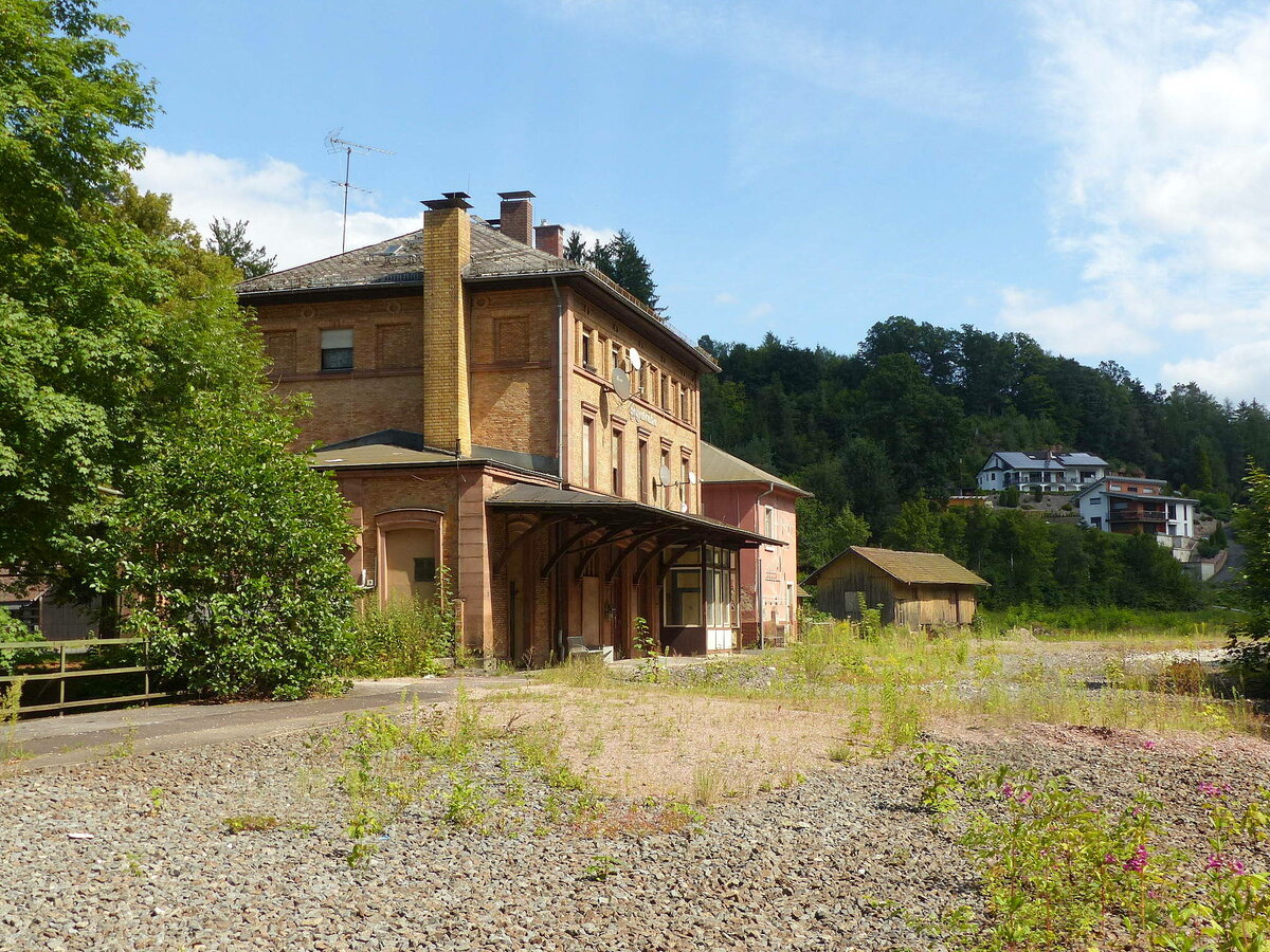 Blick aus Richtung Schwarzkopftunnel in den ehemaligen Bahnhof Heigenbrücken, am 25.08.2021.