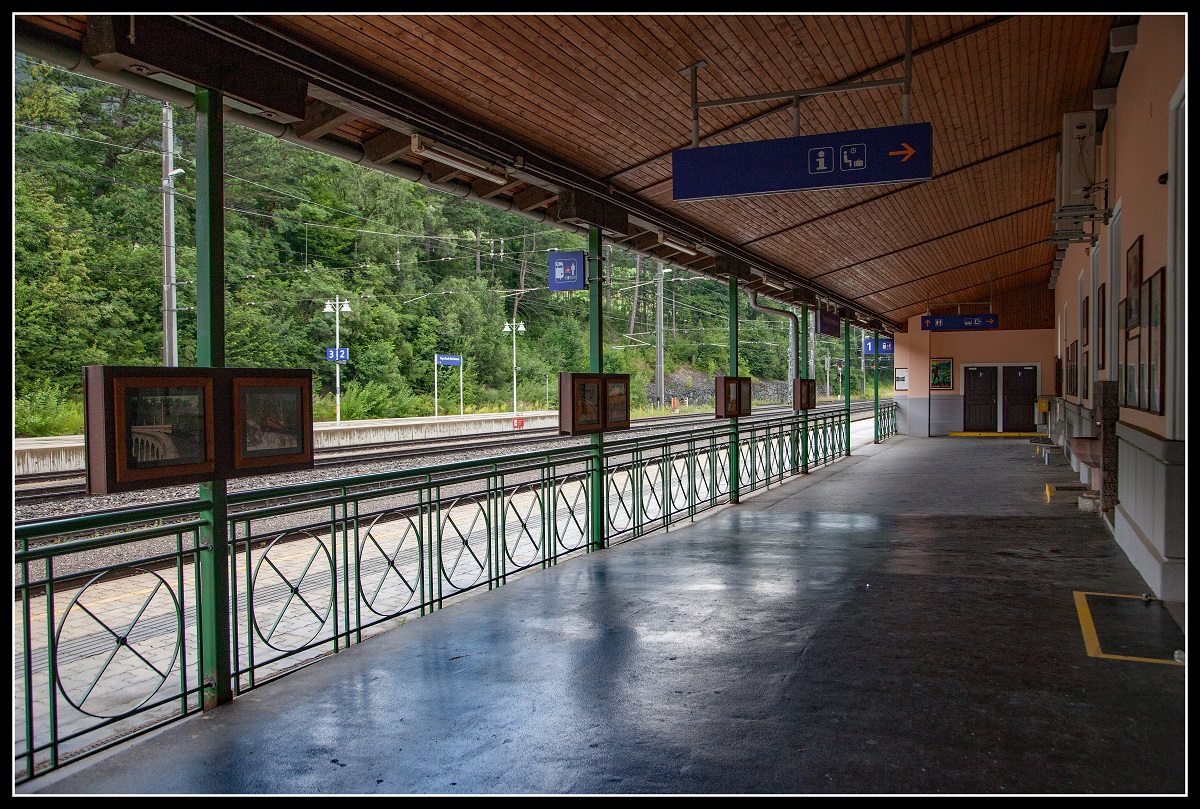 Blick aus der Veranda des Bahnhofes Payerbach - Reichenau Richtung Gleisbereich. Das Bild entstand am 26.06.2018.