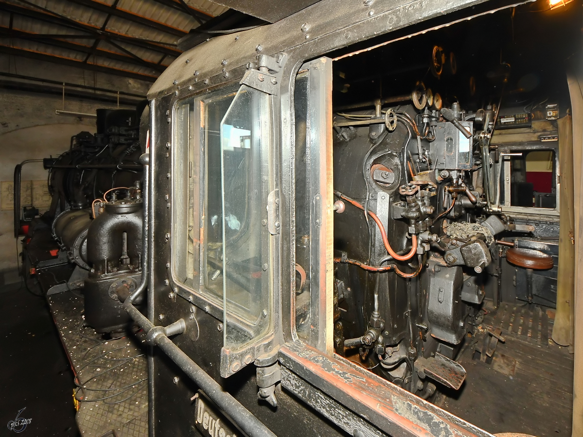 Blick von Aussen auf den Führerstand der Dampflokomotive 38 1182-5 im Eisenbahnmuseum Arnstadt. (August 2018)