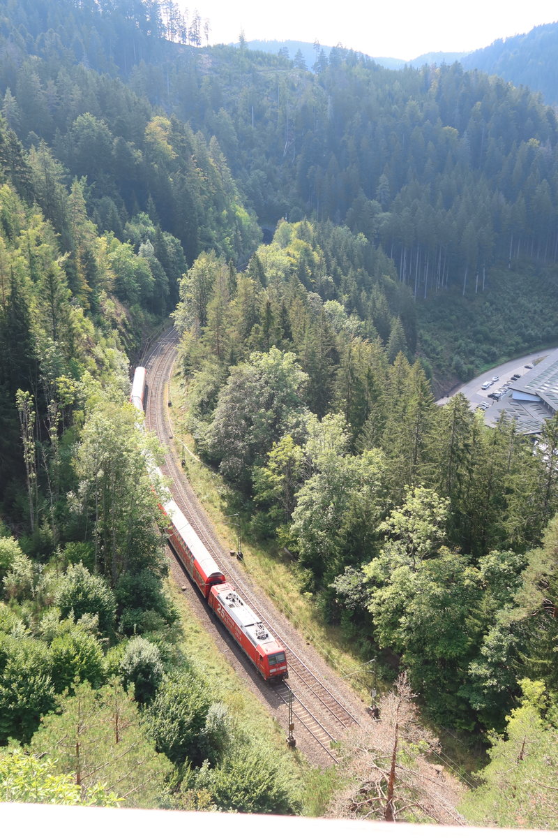 Blick von der Aussichtskanzel des Vierbahnenblicks (www.schwarzwaldbahn-erlebnispfad.de) auf einen am 21. September 2020 bergwärts fahrenden Regionalexpress, der gerade die Kehren oberhalb von Triberg erklimmt. Zuglok ist die 146 221-7.

www.schwarzwaldbahn-erlebnispfad.de