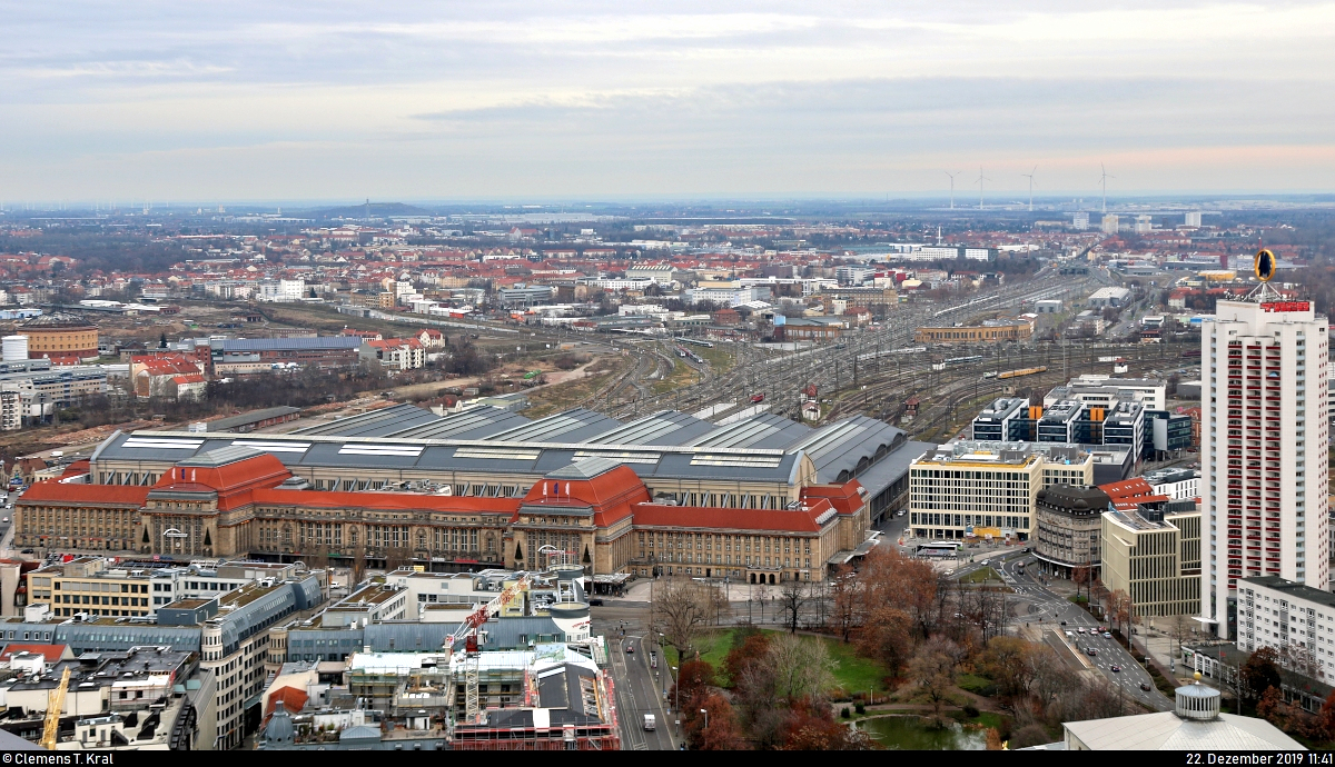 Blick von der Aussichtsplattform des City-Hochhauses Leipzig auf den Leipziger Hauptbahnhof, Europas flachengrößter Kopfbahnhof.
Am rechten Bildrand erhebt sich das 106,8 m hohe Wintergartenhochhaus.
[22.12.2019 | 11:41 Uhr]