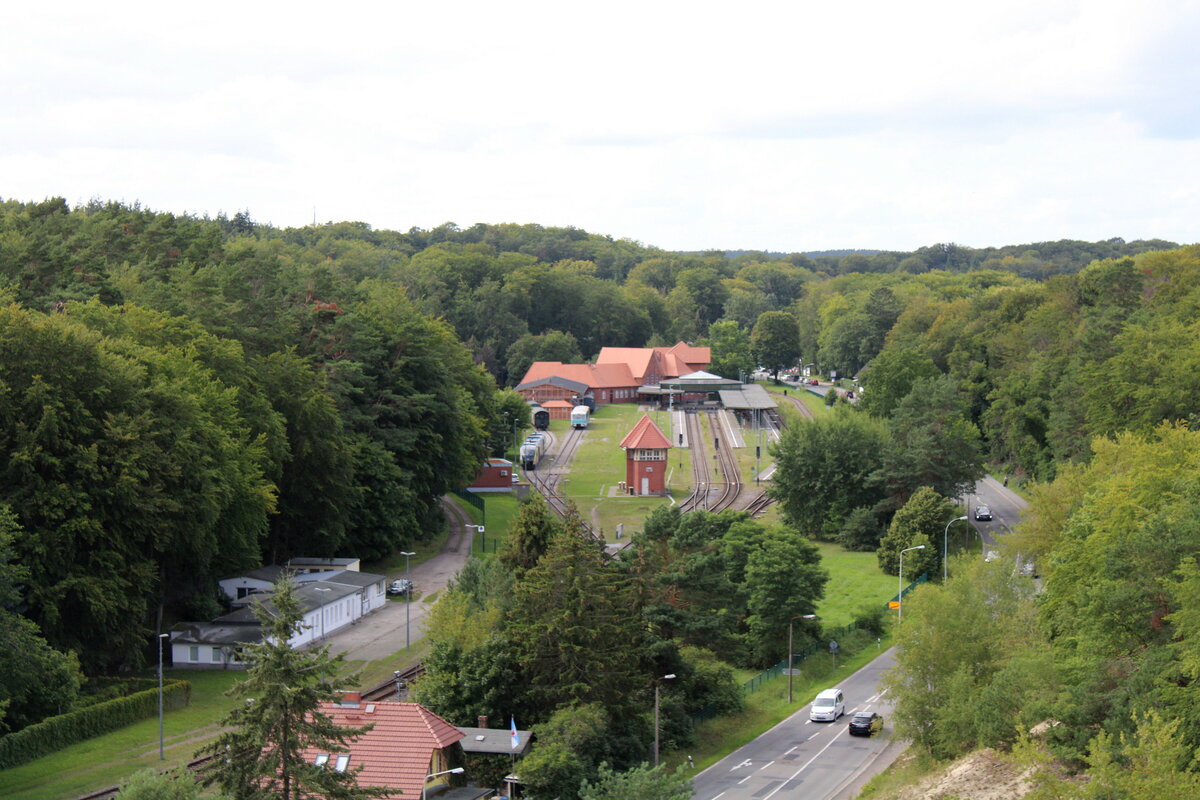 Blick vom Aussichtsturm der OstseeTherme auf den Bahnhof Seebad Heringsdorf, am 10.08.2023.