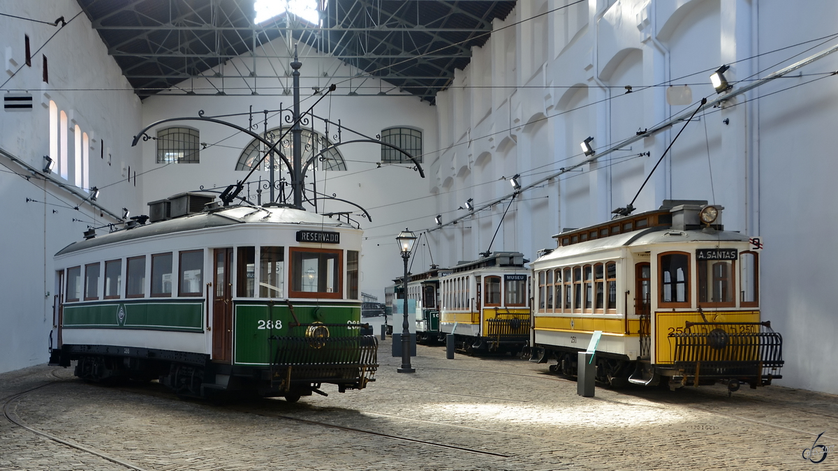 Blick in die Ausstellungshalle des Straßenbahnmuseums von Porto, untergebracht im historischen Kraftwerk von Massarelos. (Januar 2017)