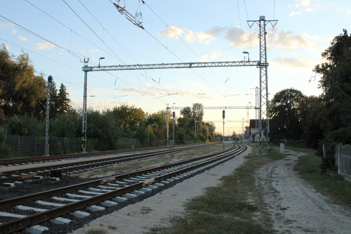 Blick in den Bahnhof von Balatonkenese, am Abend des 10.08.2022.