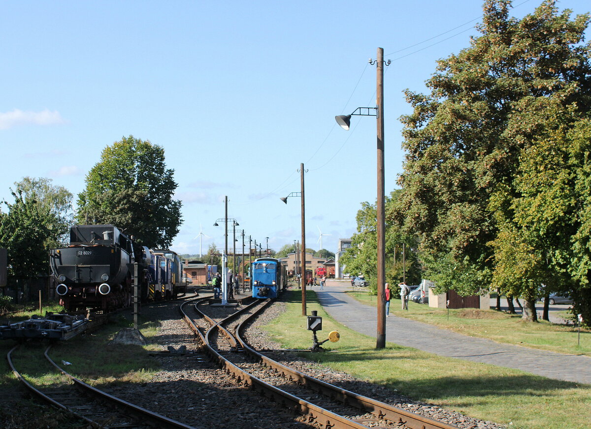Blick in den Bahnhof Benndorf mit der MBB 33 am P 176 nach Hettstedt-Kupferkammerhtte, am 30.09.2023.
