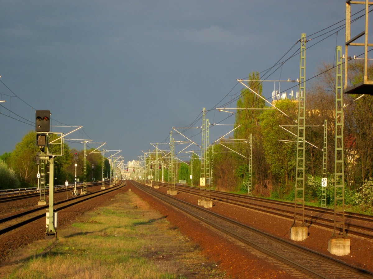 Blick vom Bahnhof Berlin-Jungfernheide Richtung Mitte am 08.04.2014 bei untergehender Sonne und dunklem Regenhimmel.
