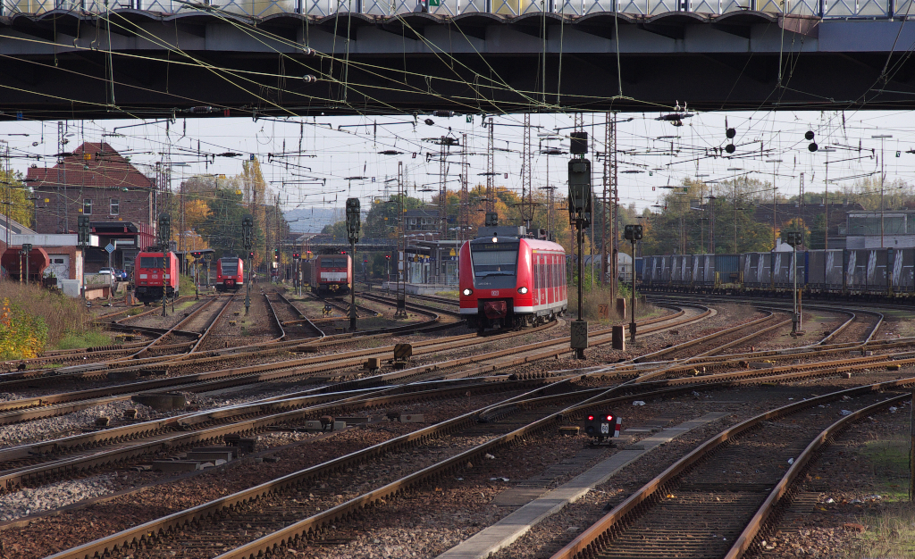 Blick in den Bahnhof Dillingen/Saar. 425 138 fhrt gerade nach Saarhlzbach aus whrend gegenber die RB nach St. Ingbert Ausfahrt frei bekommen hat. In der Abstellung 189 037-5 und 185 239-1. 22.10.2013