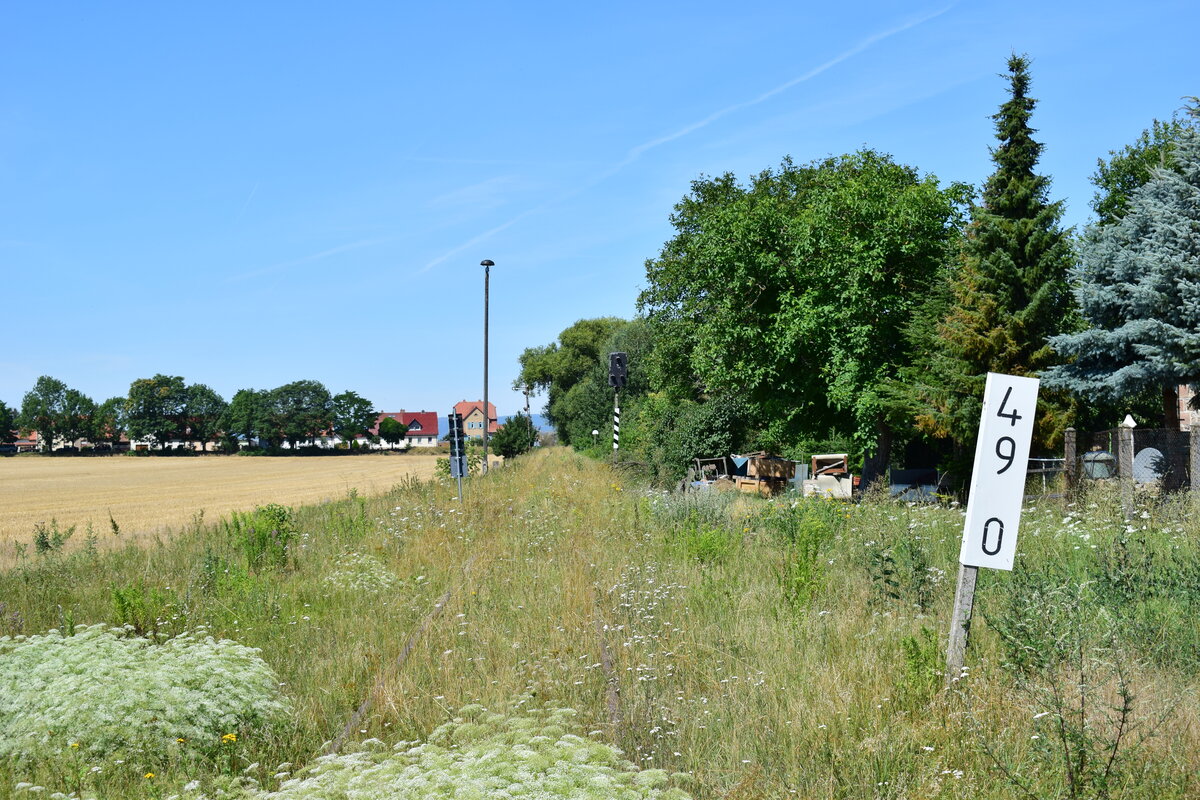 Blick vom Bahnhof Gehofen in Richtung Atern aufs Einfahrsignal Gehofen. Seit Ende 2006 ist hier der Nahverkehr eingestellt. Es finden gelegendlich Sonderfahrten von Wangen aus statt. Der Abschnitt Nebra - Artern gehört heute der Deutschen Regionaleisenbahn DRE. Bild wurde vom Bahnübergang Bahnhofstraße gemacht. 

Gehofen 30.07.2020