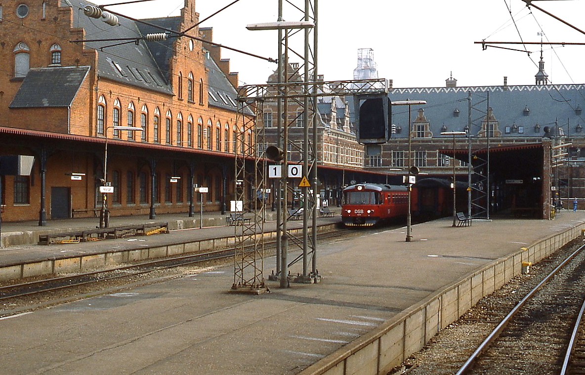 Blick in den Bahnhof Helsingör im Mai 1988, in der Bildmitte ein von der Uerdinger Waggonbrik gelieferter Triebwagen der Reihe ML. Die DSB beschaffte von diesen Fahrzeugen lediglich 7 Stück für den Verkehr zwischen Helsingör und Hilleröd. Das Foto ist ein Schnappschuss aus dem Schnellzug von Kopenhagen nach Oslo.