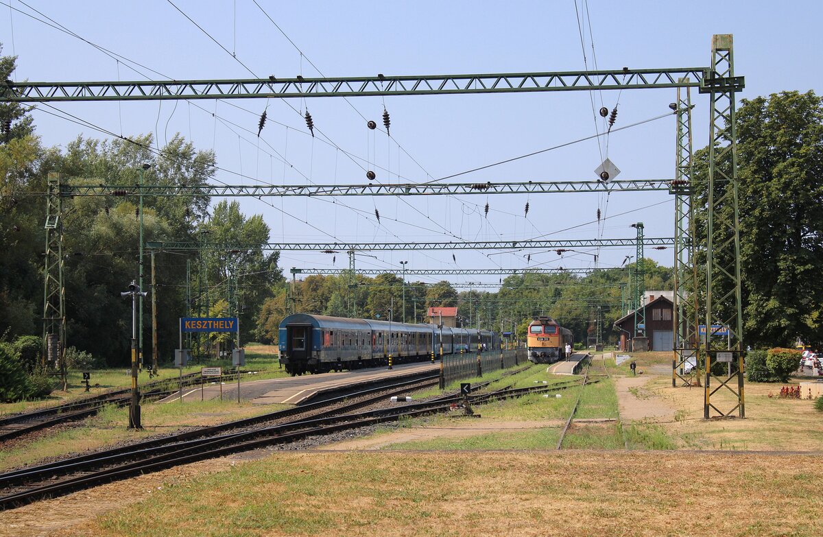 Blick in den Bahnhof von Keszthely, wo die MÁV H-START 628 319 am 19.07.2024 den SZ 19614 nach Tapolca bespannt.