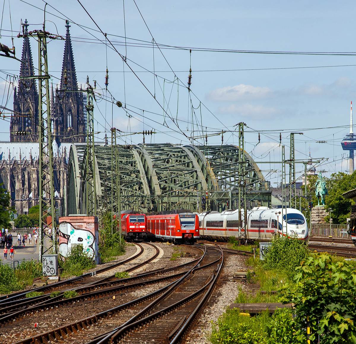 
Blick vom Bahnhof Köln Messe/Deutz am 01.06.2019 auf die Hohenzollernbrücke, dahinter folgt sofort der Hauptbahnhof Köln mit der weltweit größten Bahnhofskapelle, dem Kölner Dom.

Von der Hohenzollernbrücke kommen gerade (von links nach rechts) die DB 146 274-6 mit dem RE 5 “Rhein-Express“  und der ET 425 098-1 als RE 8 “Rhein-Erft-Express“, sowie NS (Nederlandse Spoorwegen) ICE 3M Tz 4653  erreicht bald den  Hbf.

