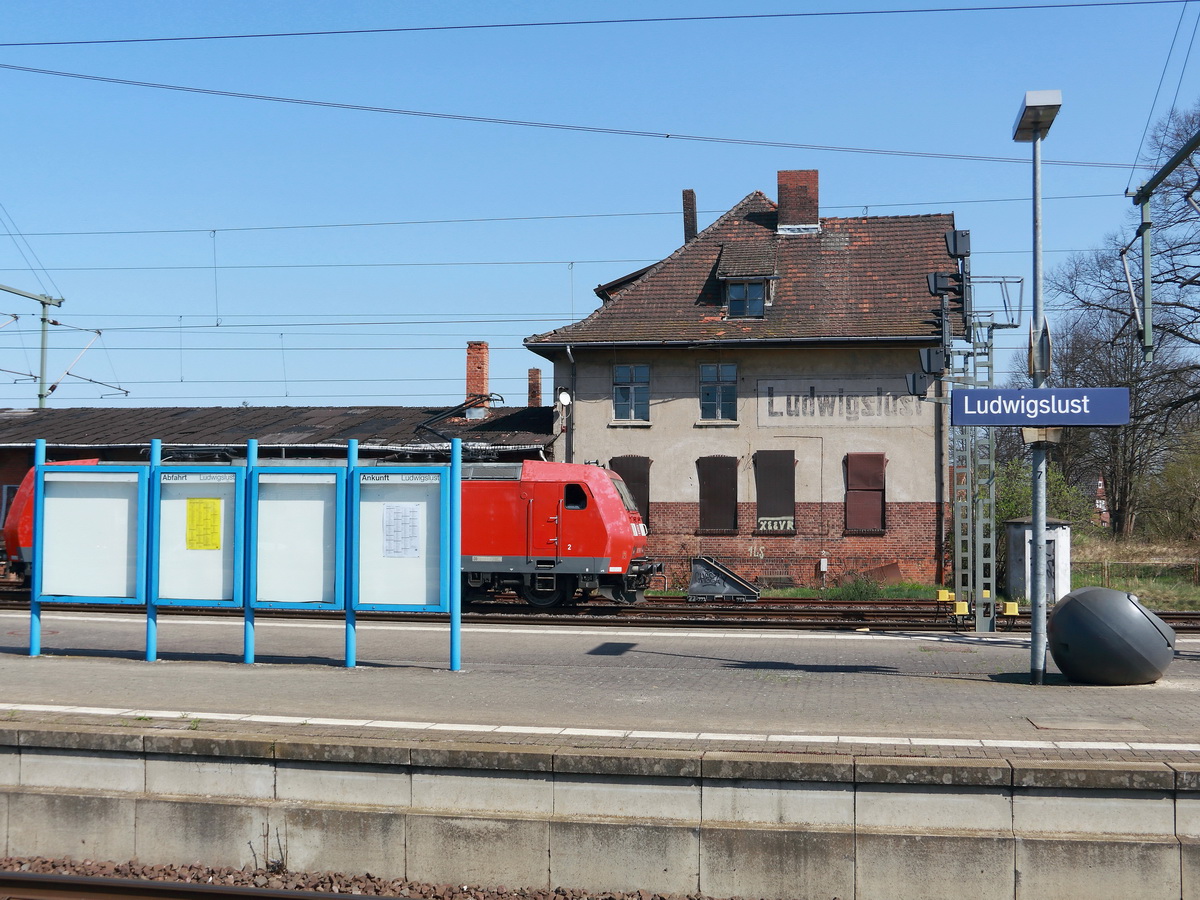 Blick im Bahnhof Ludwigslust beim warten auf die Weiterfahrt von Ludwigslust in Richtung Sylt am 18. April 2018.