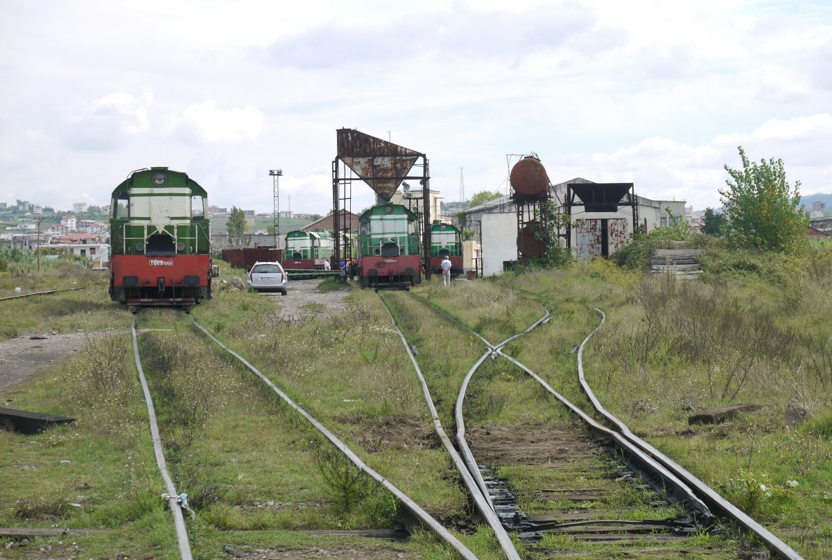 Blick vom Bahnhof Shkozet ins Bw. Links: T669.1059, Mitte 1057 (16.9.14).