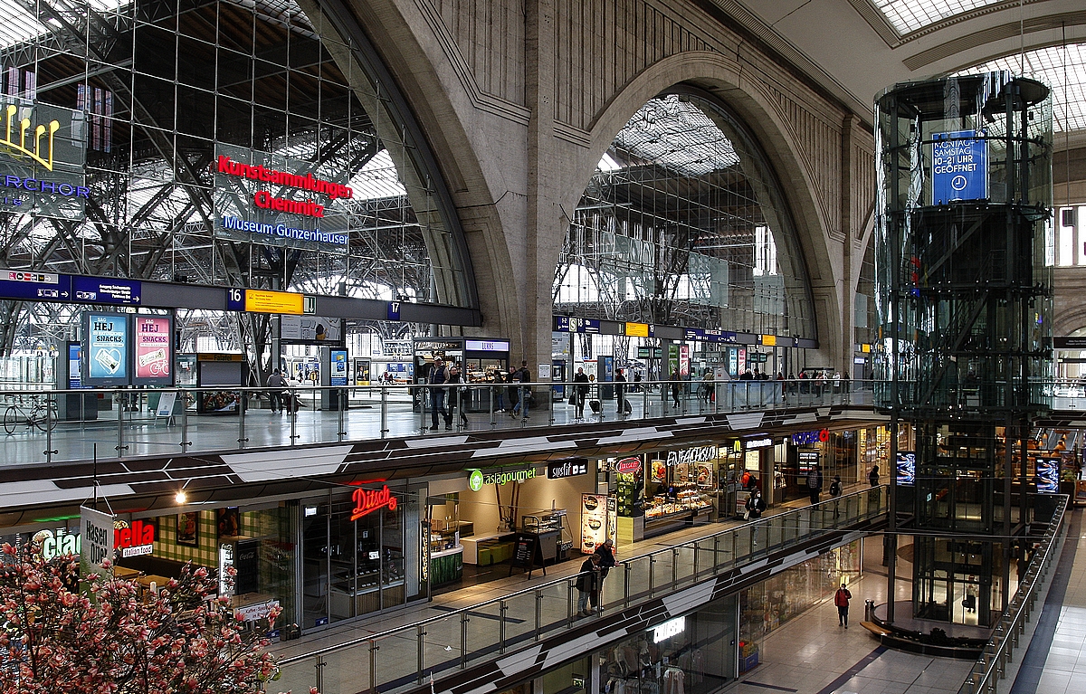 Blick in die Bahnhofsgalerie des Hauptbahnhofes in Leipzig am 17.04.2022