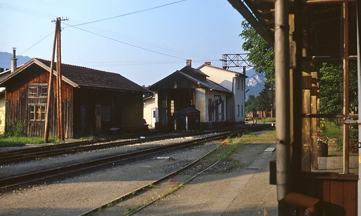 Blick vom Bahnhofsgebäude auf den Güter- und Lokschuppen des Bahnhofs Molln (25.08.1980). Wäre nicht alles völlig menschenleer, könnte man glatt vermuten, dass jederzeit ein Zug aus Steyr ankommt.