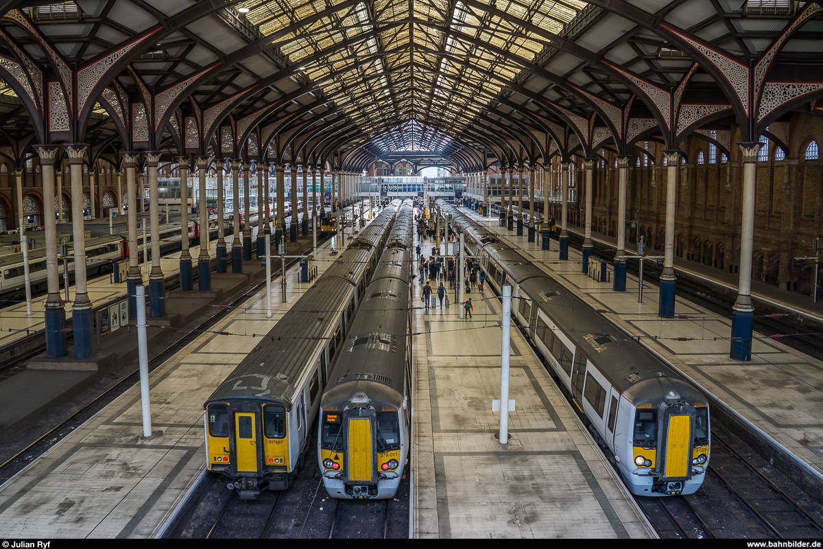 Blick in die Bahnhofshalle von London Liverpool Street am 22. April 2019. Zu sehen sind zwei Electrostar-Triebzüge 379 011 und 379 029 als Stansted Express und der 317 657.