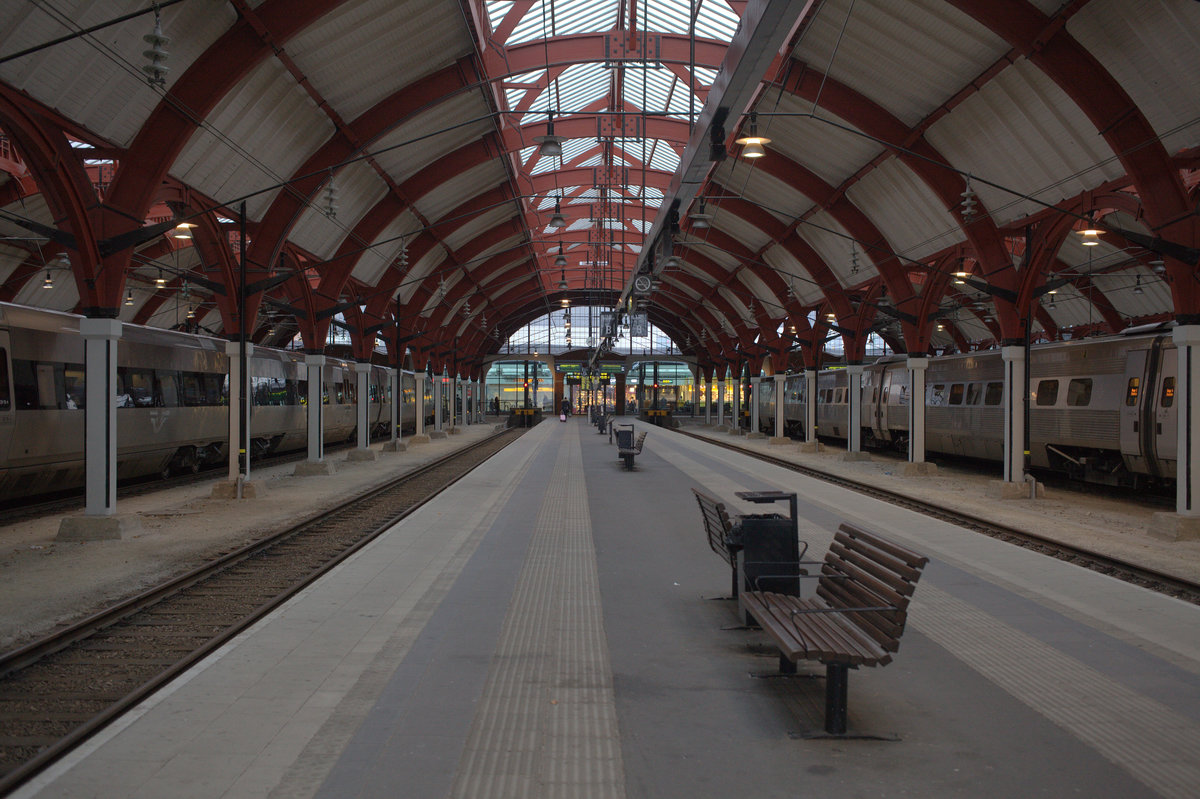 Blick in die Bahnhofshalle Malmö, ganz links ein  Sj X3, rechts ein Sj x2
22.10.2016  08:38 Uhr.