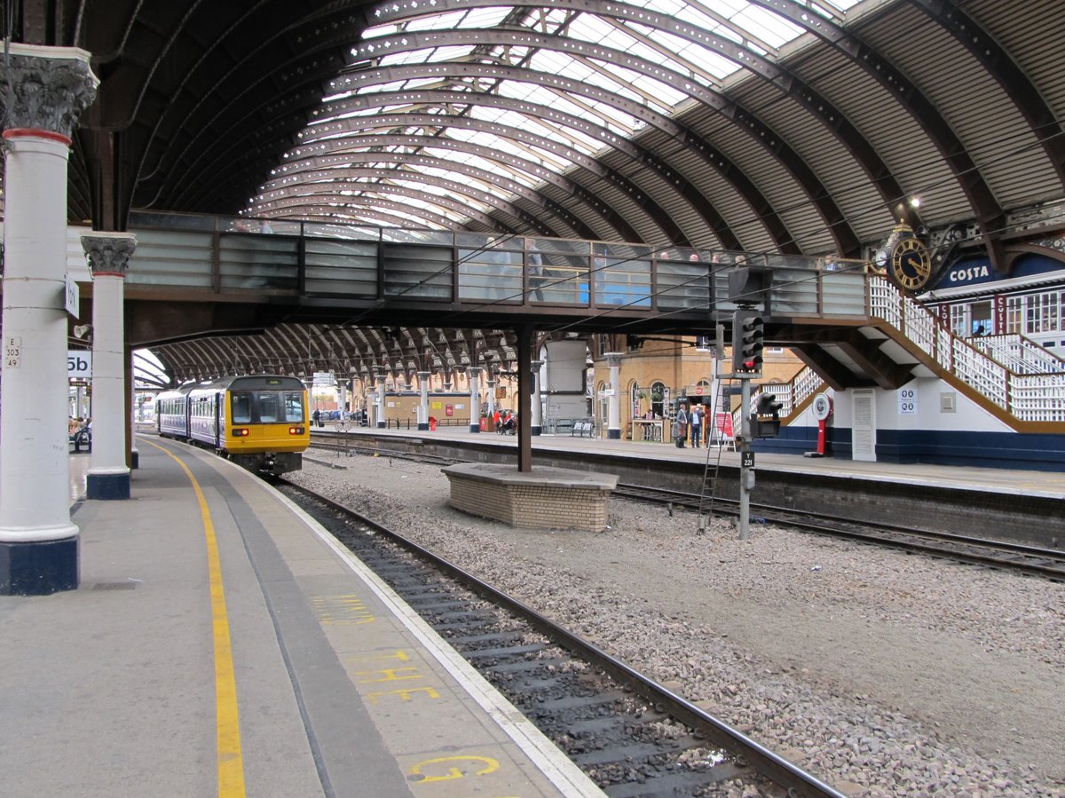 Blick in die Bahnhofshalle in York, die extrem in einer Kurve liegt. Aufnahmedatum: 12.07.2016