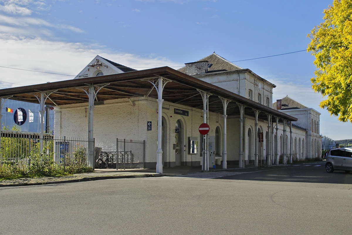 Blick vom Bahnhofsvorplatz auf das aus dem Jahre 1867 stammende Bahnhofsgebäude von Spa