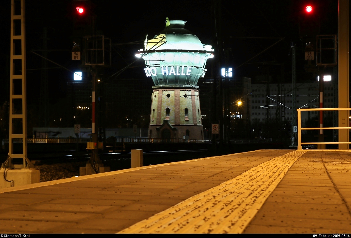 Blick vom Bahnsteig 10/11 auf den hell erleuchteten Wasserturm, mit Werbung für den Zoologischen Garten Halle (Bergzoo), in Halle(Saale)Hbf in den frühen Morgenstunden.
[9.2.2019 | 5:14 Uhr]