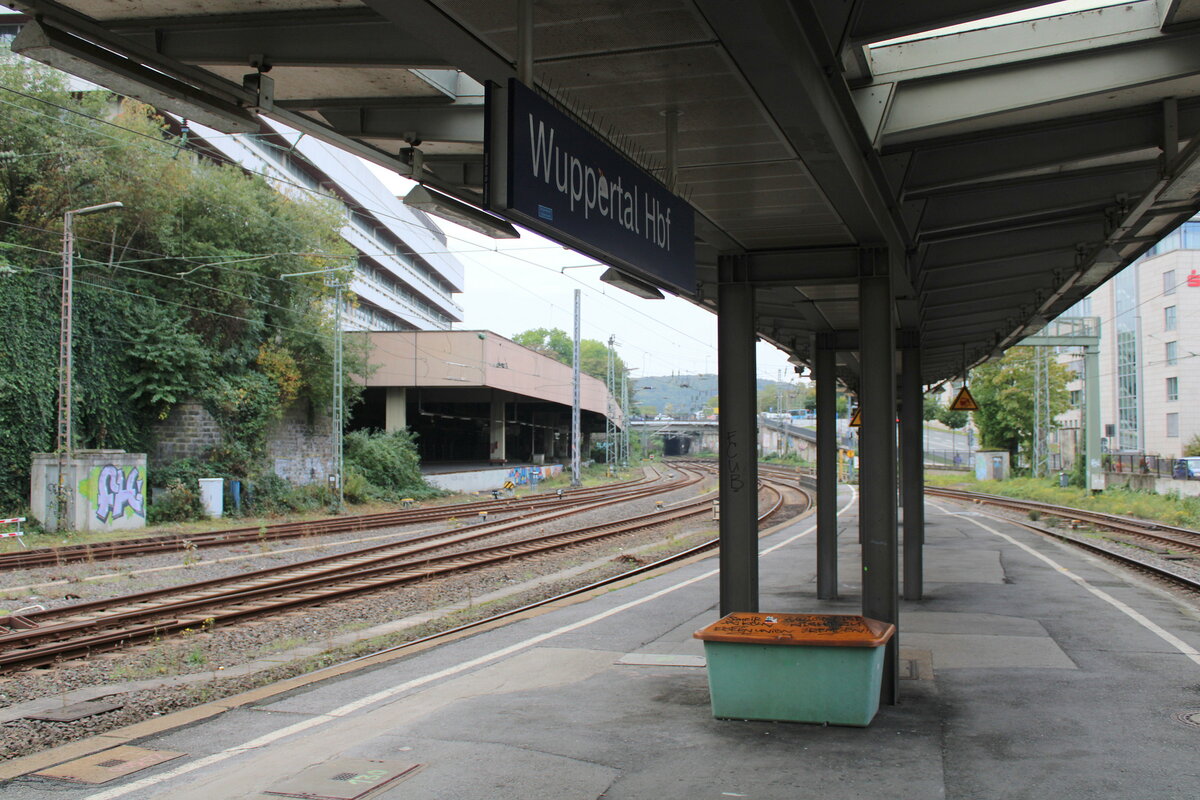 Blick vom Bahnsteig 2 und 3 auf den ehemaligen Postbahnhof in Wuppertal, am 13.10.2023.