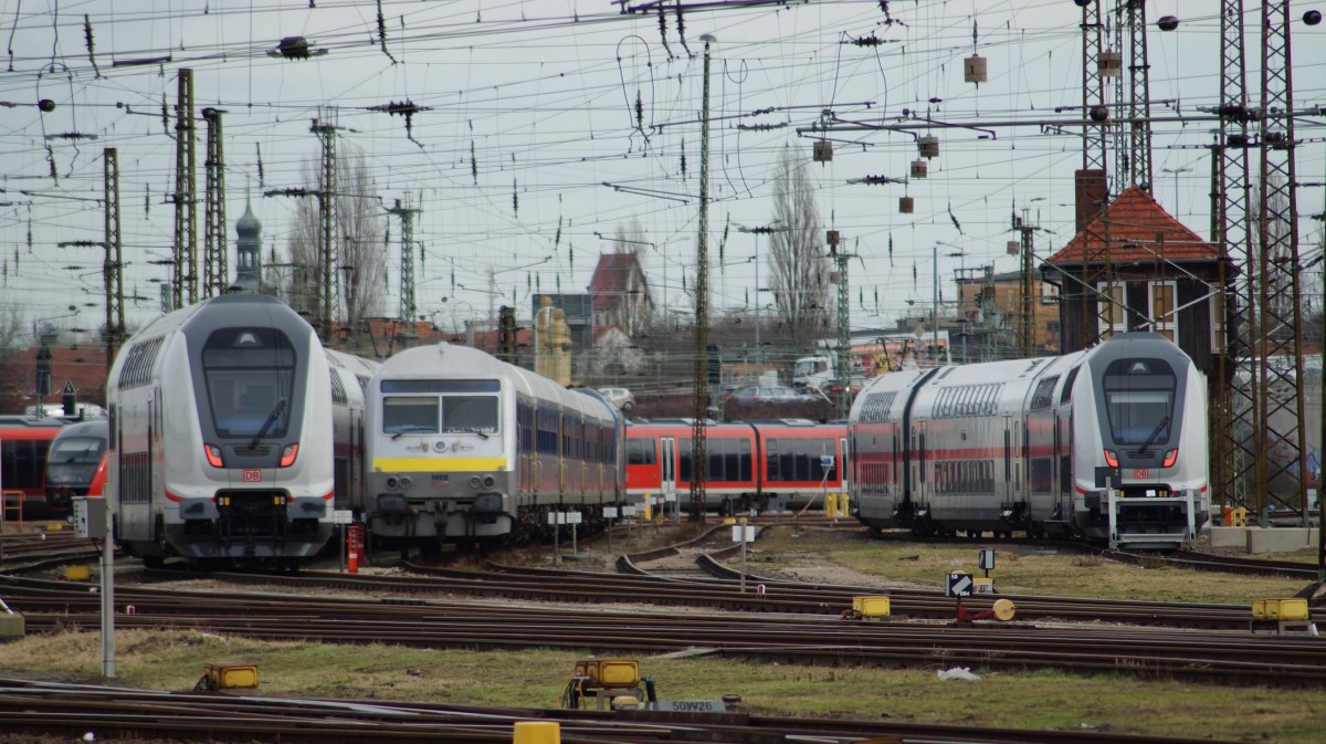Blick vom Bahnsteig in die Abstellgruppe Zwei Bombardier Twindexx Doppelstock Garnituren und MRB/Transdev RE 6 Chemnitz - Leipzig Garnitur 09.02.2016