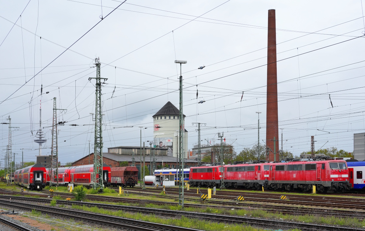 Blick vom Bahnsteig in das Bw Bremen Hbf. am 17.04.2024 mit den dort (von rechts nach links) abgestellten 111 181-4, 111 055-0 und 111 227-5