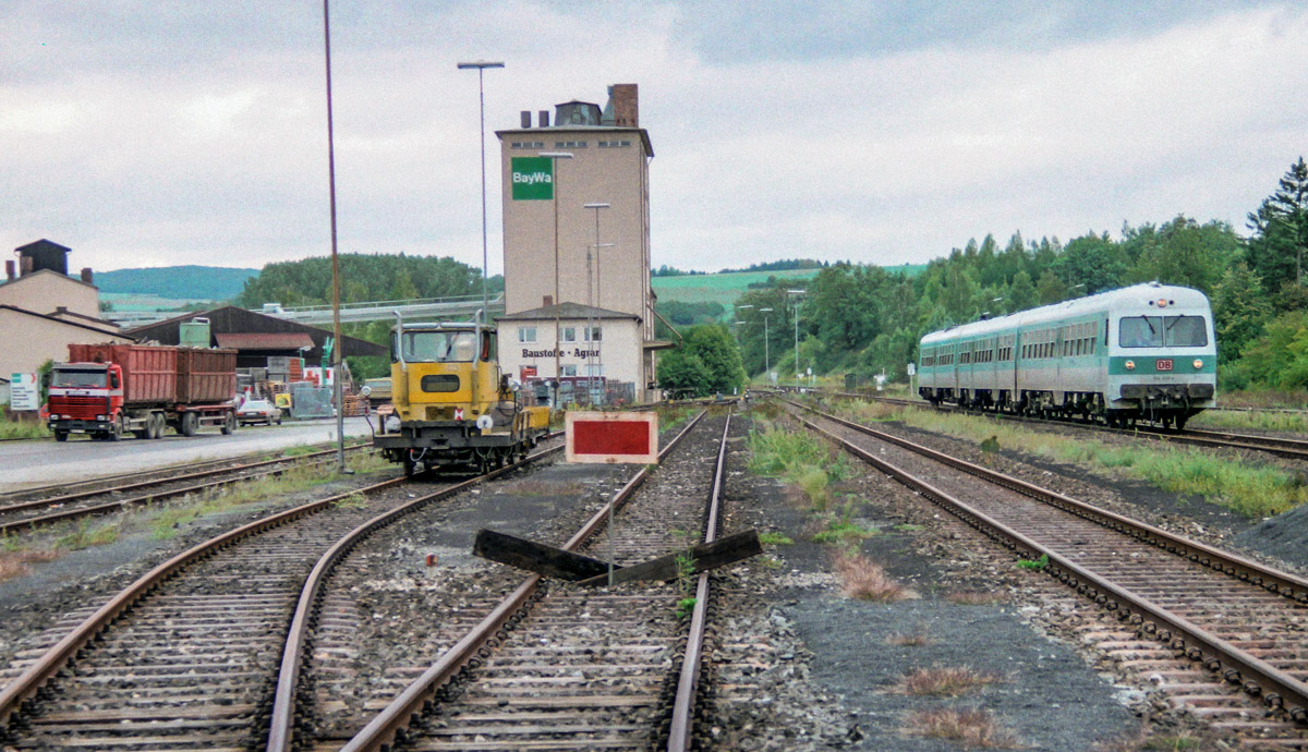 Blick vom Bahnsteig nach Norden in Mellrichstadt am 16.9.94: Sechs parallele Gleise lagen noch und nur eins davon war durch Sh2-Scheibe und Schwellenkreuz gesperrt. Auf dem damaligen Gleis 3 fuhr ein mintgrün-weißer 614er als RB nach Schweinfurt ein.