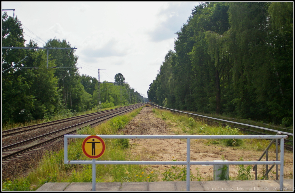 Blick vom Bahnsteig Richtung Berlin auf die  Baustelle  und die Gleise. Rechts das Gleis der S-Bahn und links die beiden Fernbahngleise. Ein zweites S-Bahn-Gleis gibt es nicht. Rntgental, 16.06.2014