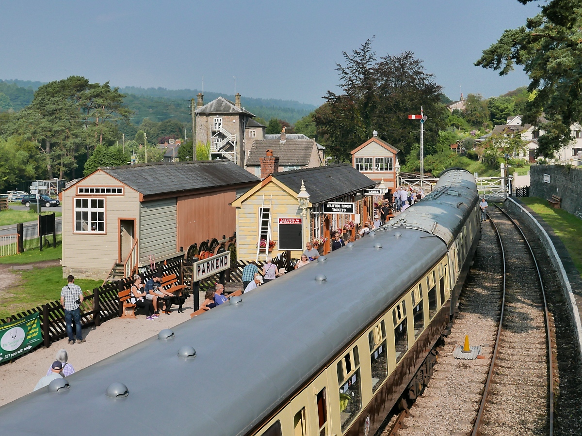 Blick von der Bahnsteigbrücke in Parkend, dem derzeitigen Ende der Strecke der Dean Forest Railway, 14.9.2016