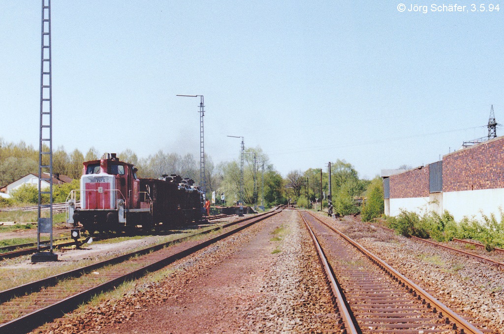 Blick von den Bahnsteigen im Bahnhof Ebern nach Norden: 360 241 holte am 3.5.94 im Ladegleis zwei Güterwagen für die Rückfahrt nach Bamberg ab. Beeindruckend, wie umfangreich die Gleisanlagen früher waren. Und beschämend, dass heute dort überhaupt kein Schienenverkehr mehr stattfindet. 
