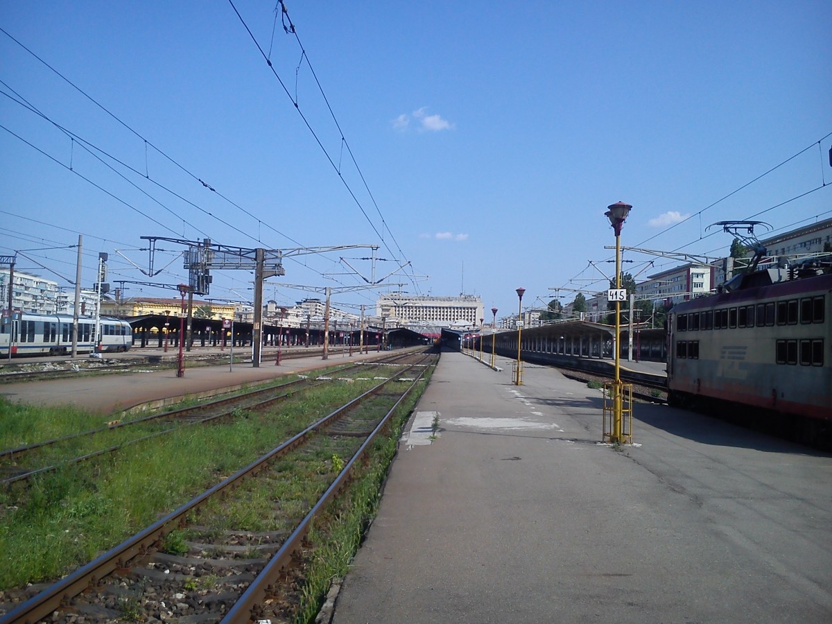 Blick vom Bahnsteigende in Richtung Empfangsgebaude im Nordbahnhof Bukarest am 10.06.2014