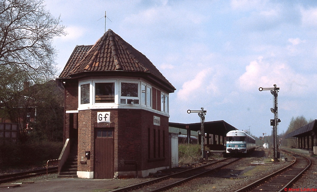 Blick vom Bahnübergang auf den Bahnhof Gronau, in dem ein 624 auf Fahrgäste wartet (März 2000)