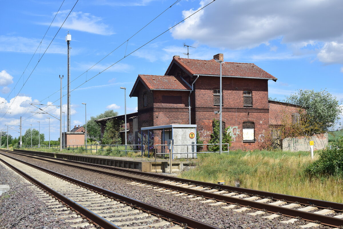 Blick vom Bahnübergang auf den ehemaligen Bahnhof Meßdorf. Nach dem Mauerfall wurde dieser Bahnhof an der Strecke Uelzen - Stendal wie viele Bahnhöfe an Hauptstrecken in den neuen Bundesländern modernisiert. Seit 2017 ist der Halt aufgelassen. Das Empfangsgebäude wurde damals noch als Wohnhaus genutzt, steht aber heute auch leer und verfällt zusehens.

Meßdorf 16.07.2023